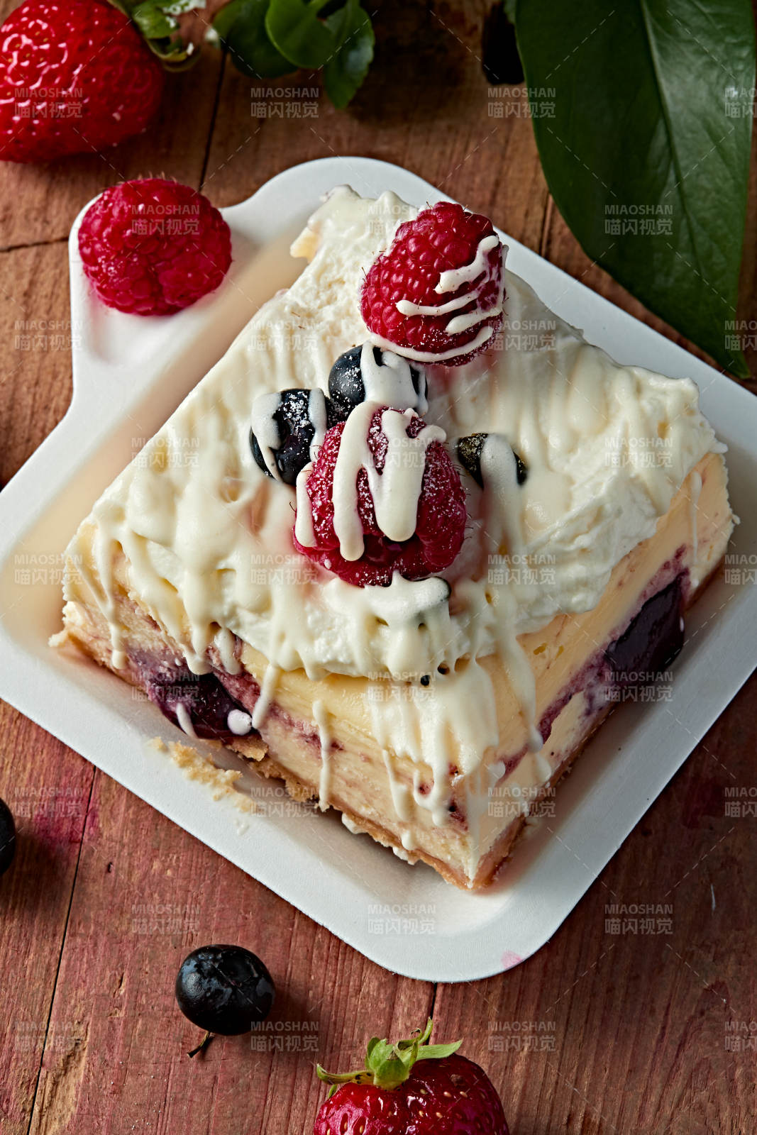 蓝莓树莓鲜奶慕斯蛋糕图片