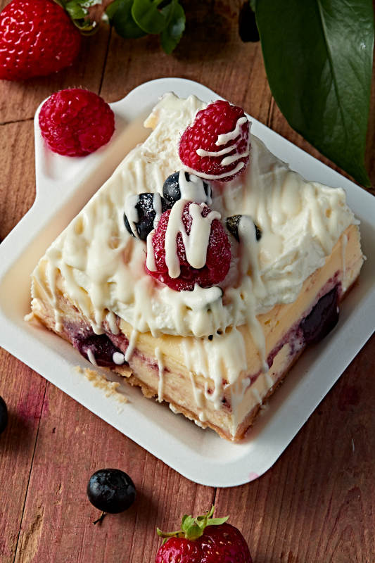 蓝莓树莓鲜奶慕斯蛋糕图片