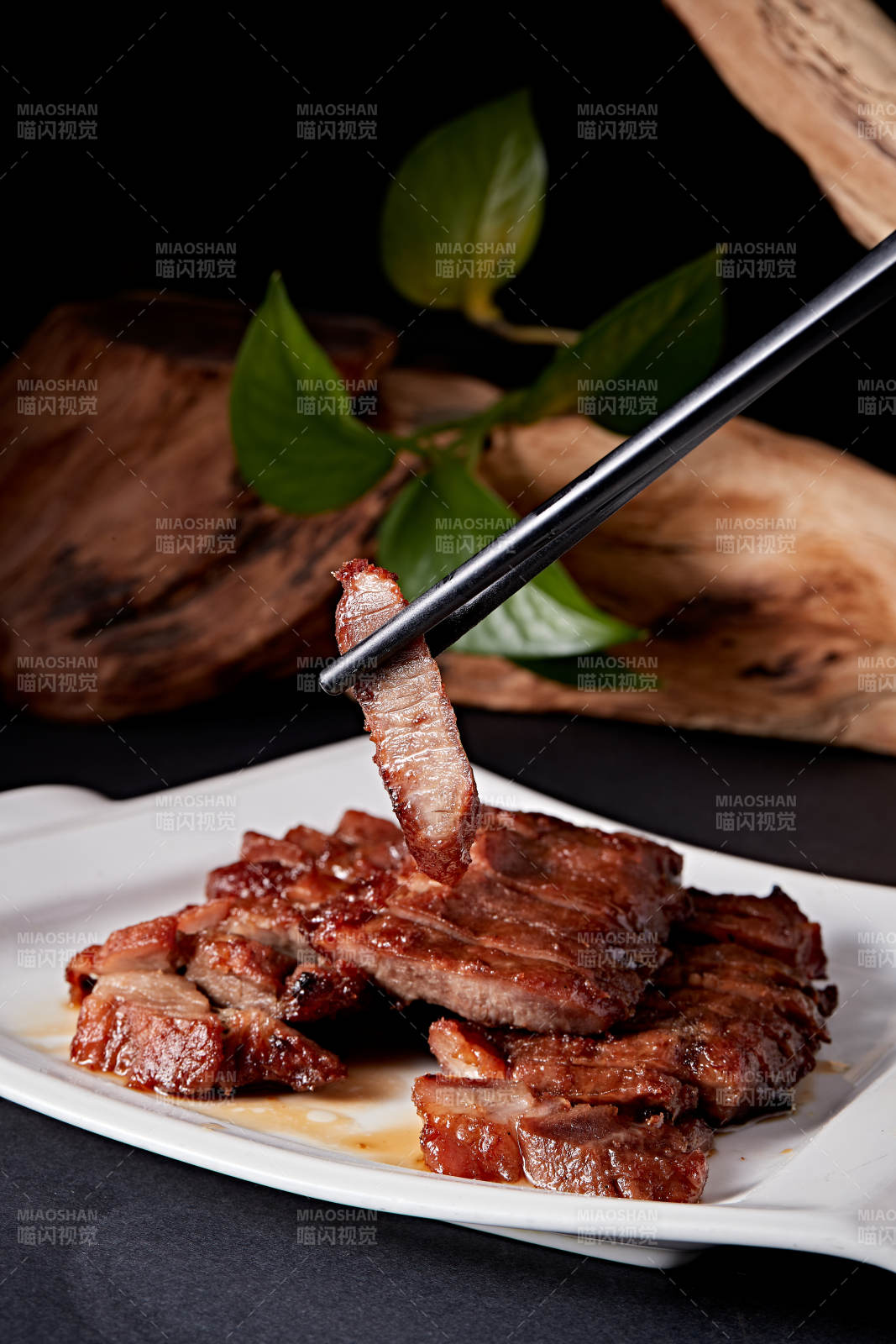 精美餐具装的港式烧腊猪梅肉图片