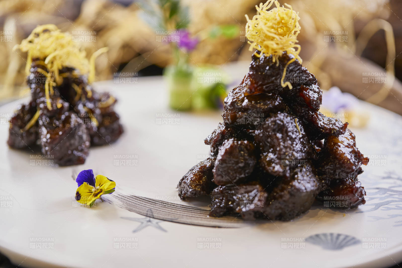 墨鱼汁烧牛腩图片