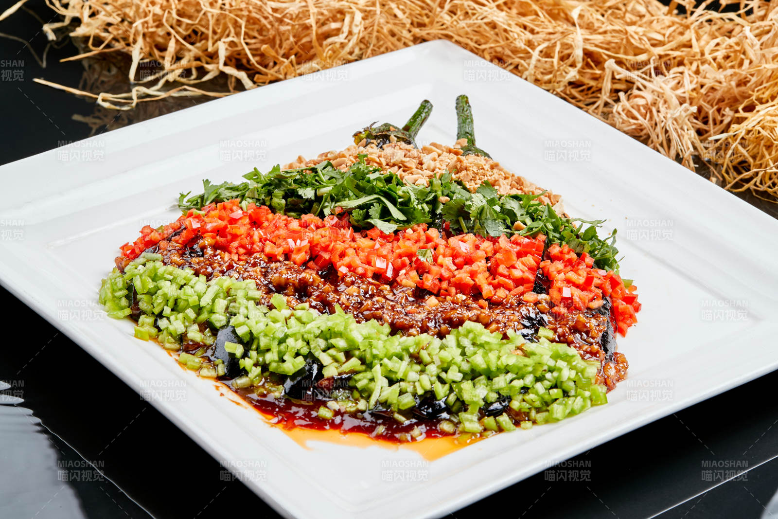 白色瓷盘装的酱香五色蒜泥茄子图片