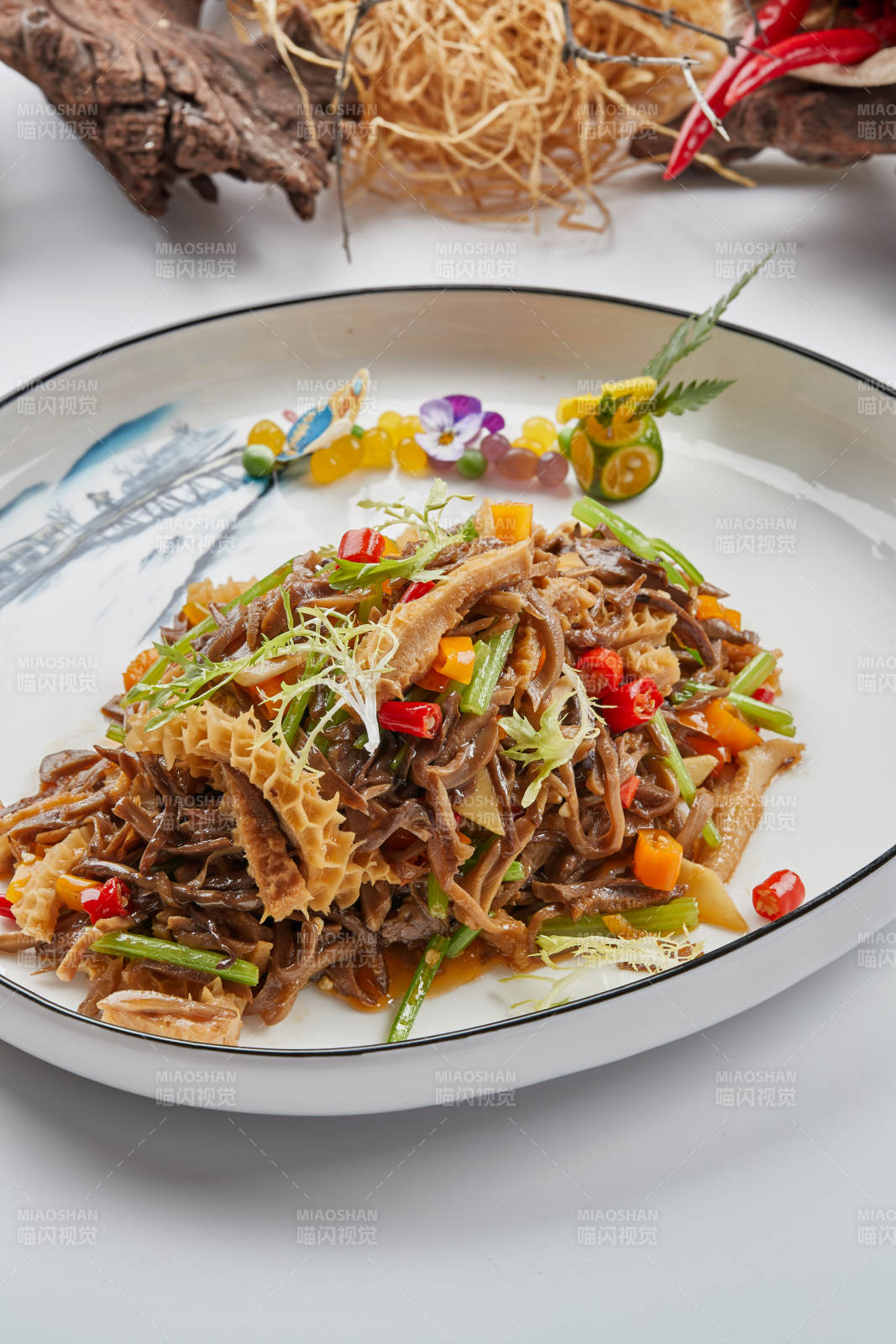 白色瓷盘装的的米椒小炒猪肚丝图片