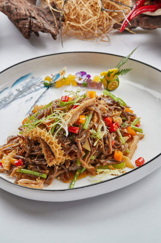 白色瓷盘装的的米椒小炒猪肚丝图片