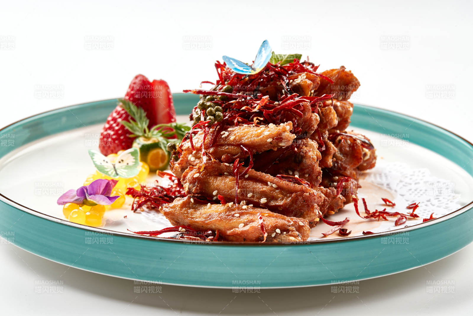 精美瓷餐具装的川味香辣炸鸡翅图片