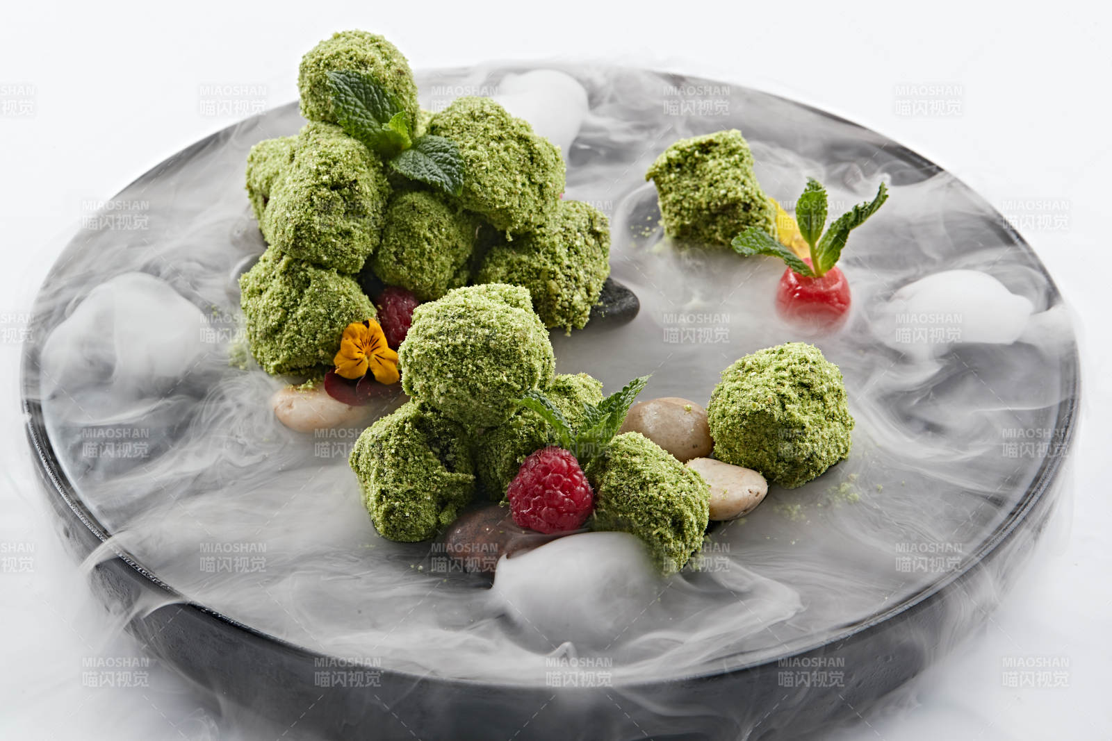 精美餐具装的干冰缭绕的抹茶和牛肉图片