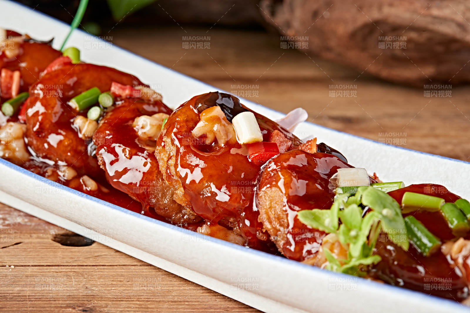 浇汁糖醋炸藕夹图片