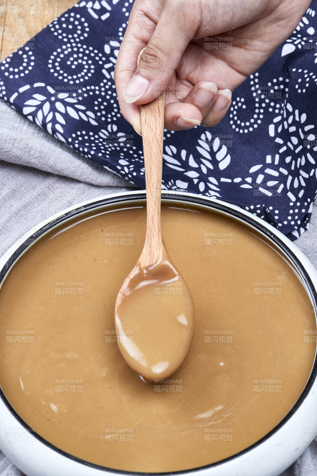 瓷盆装的冲泡熟的豆面糊糊图片