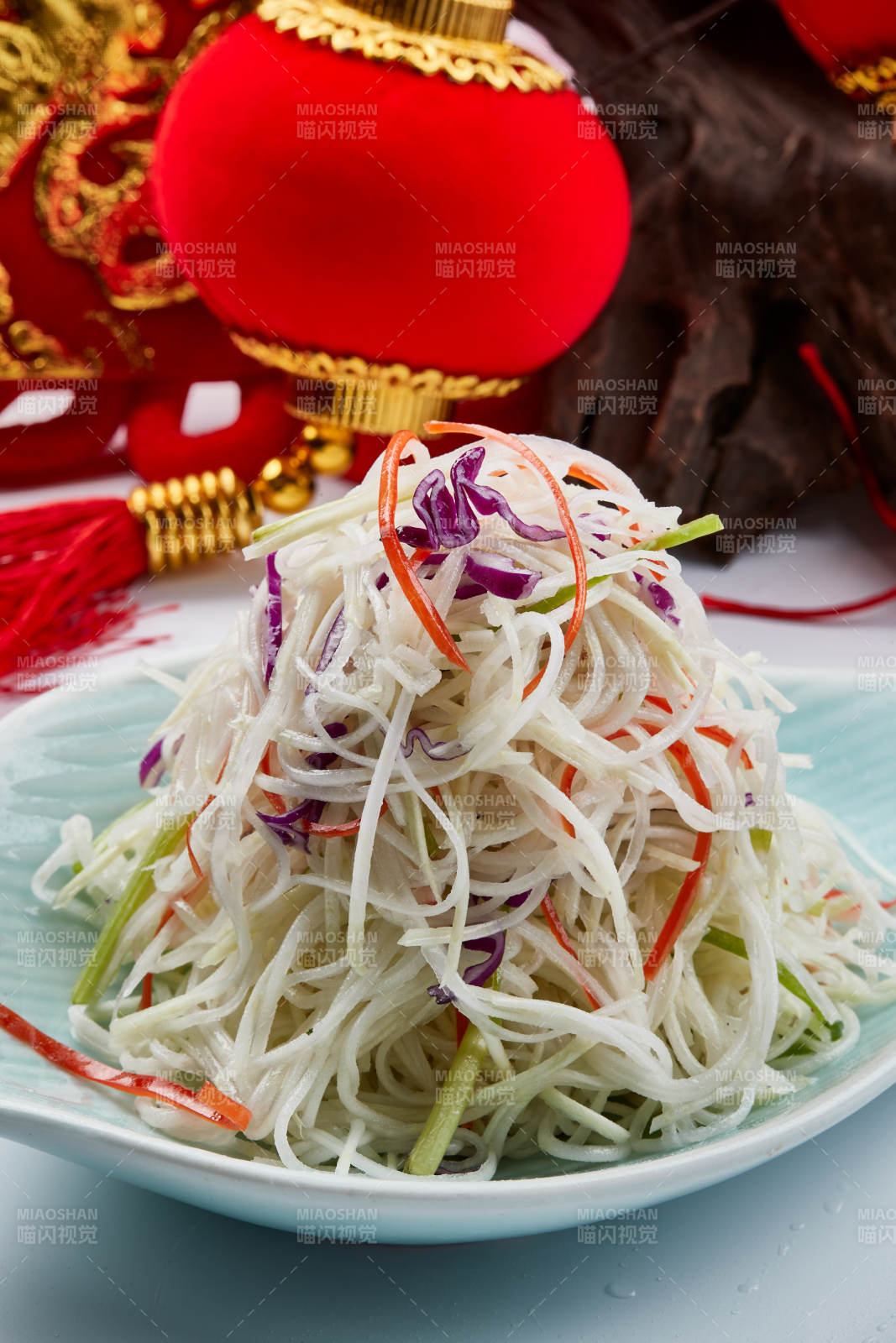 精美餐具装的芥末凉拌苤蓝丝图片