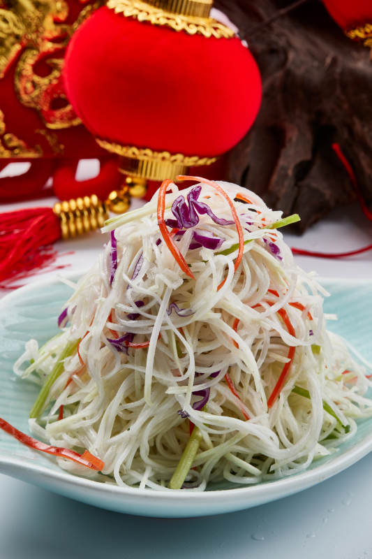 精美餐具装的芥末凉拌苤蓝丝图片