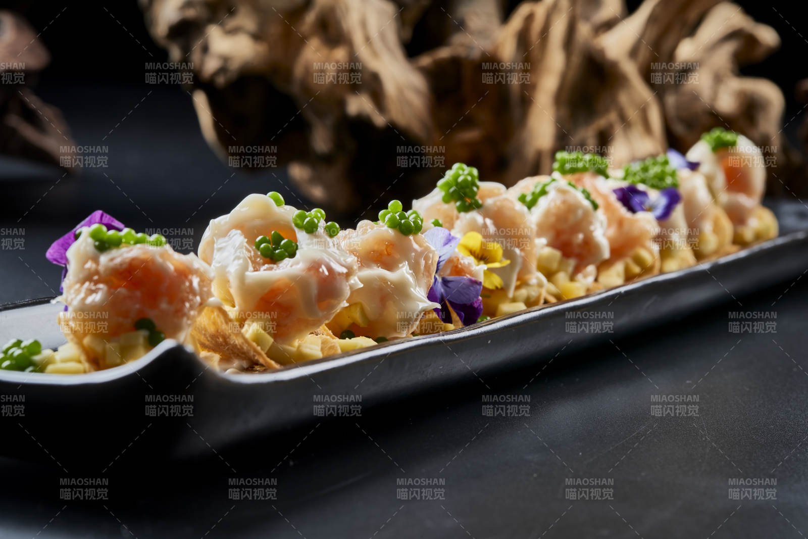 黑色长瓷盘装的青鱼子奶香芝士薯片焗虾仁图片