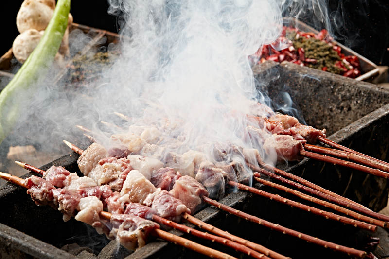 满是烟火气的烤炉上的鲜羊肉新疆红柳大串图片