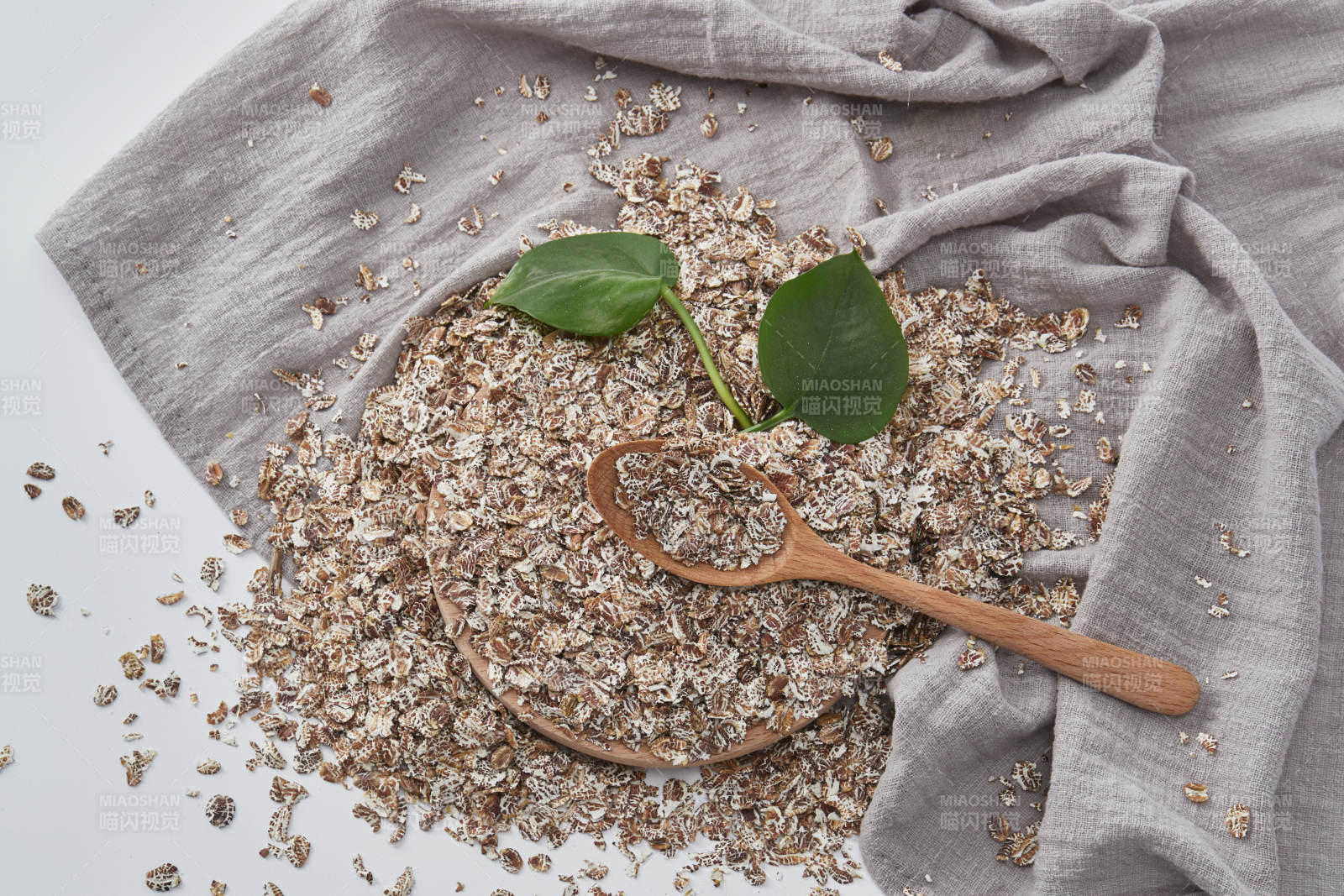 白色背景上的健康低脂黑麦片颗粒图片