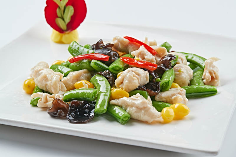 白色瓷盘装的养生小炒图片