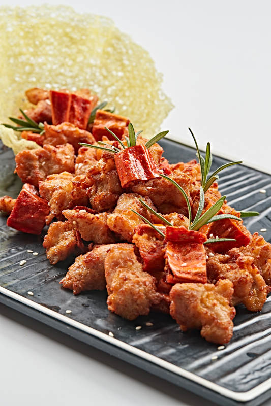 黑石盘装的香辣干炸牛胸肉图片