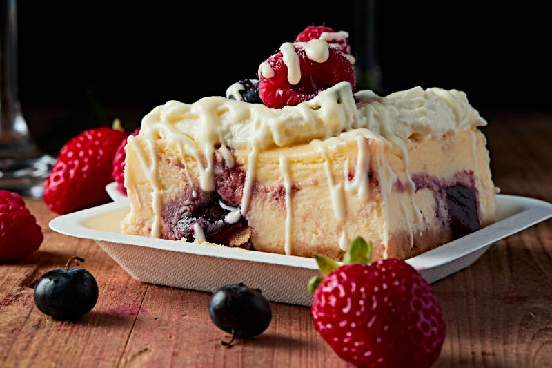 蓝莓树莓鲜奶慕斯蛋糕图片