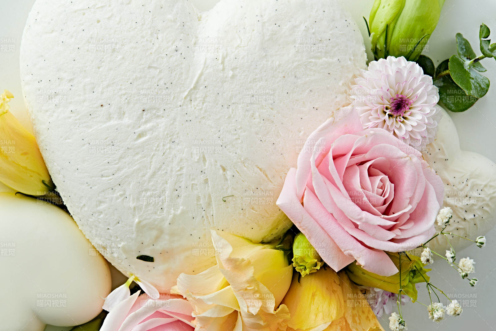 爱心造型椰奶香芋情人节蛋糕图片