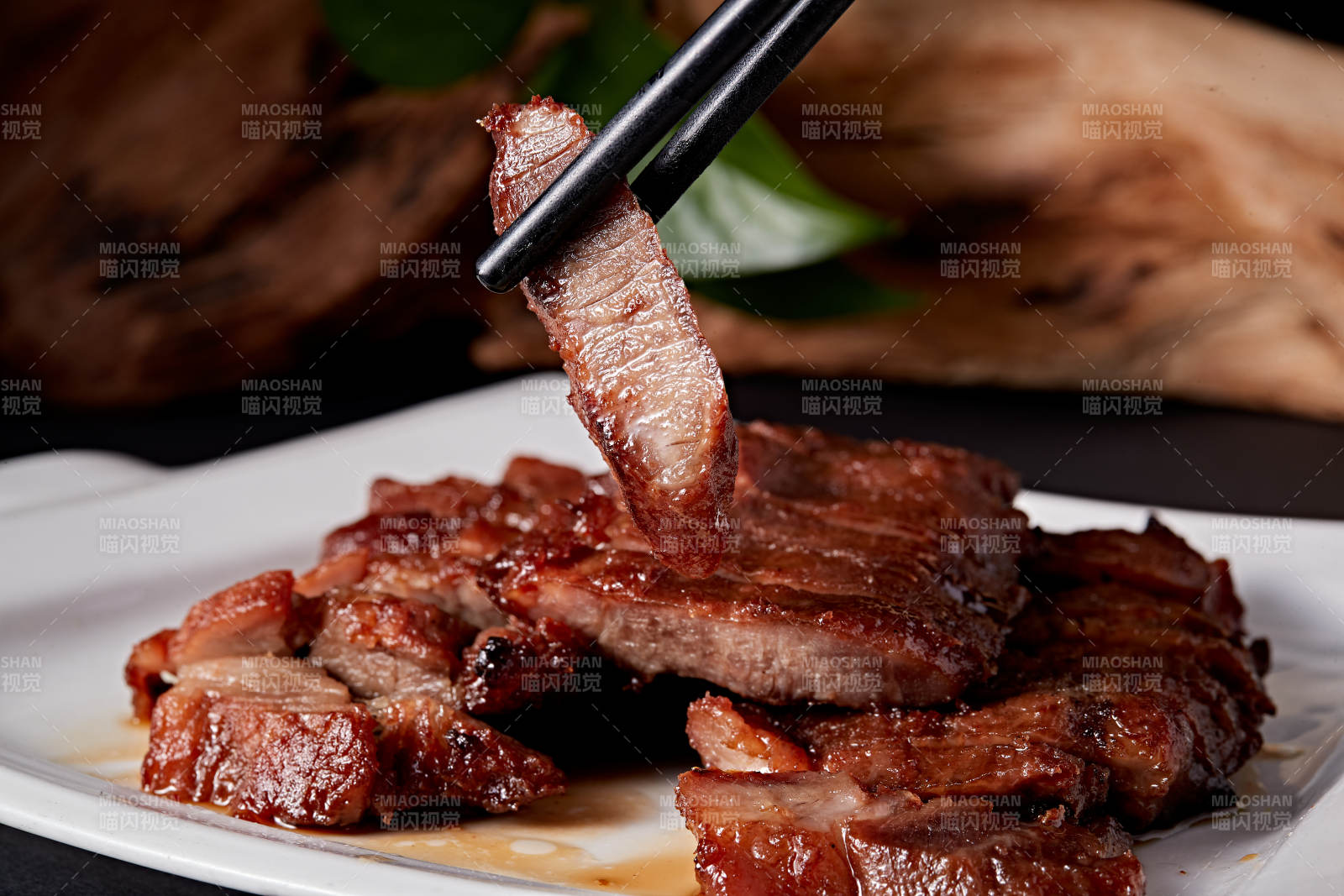 精美餐具装的港式烧腊猪梅肉图片