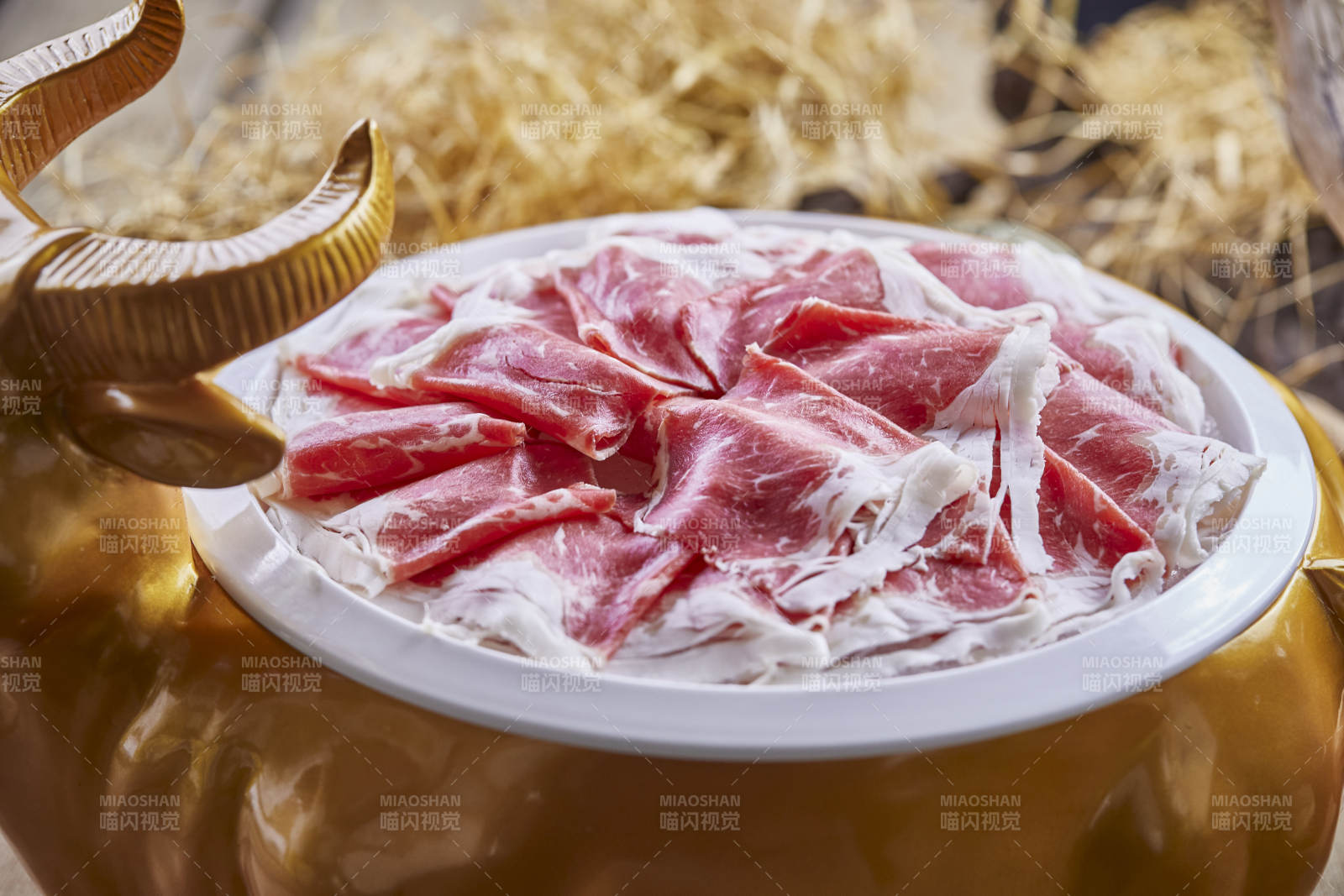 金牛餐具装的极品牛上脑图片