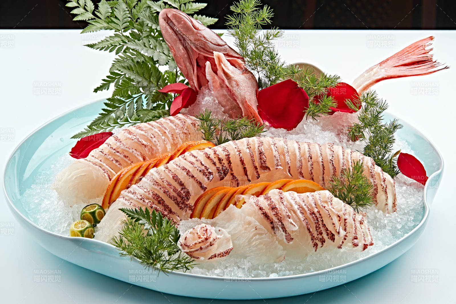 布满碎冰的青色瓷盘装的鲷鱼刺身生鱼片图片
