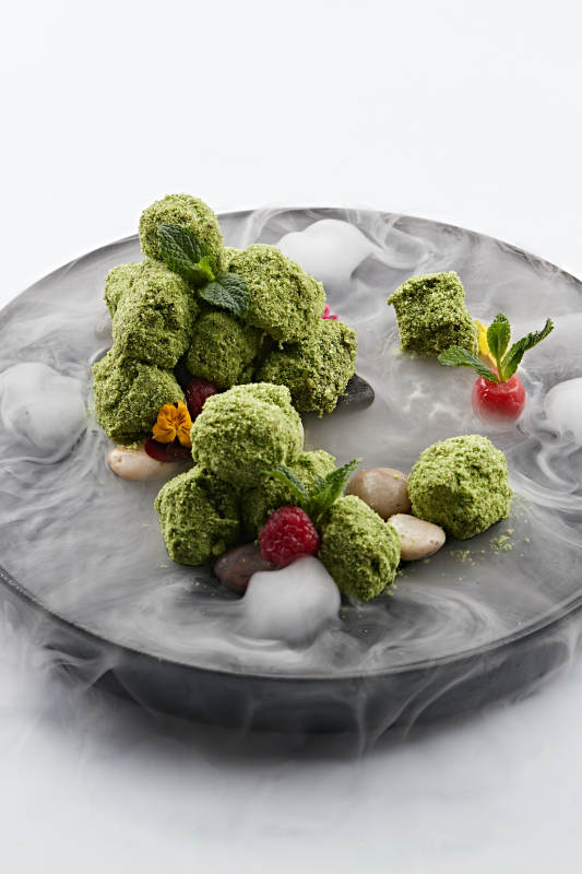 精美餐具装的干冰缭绕的抹茶和牛肉图片