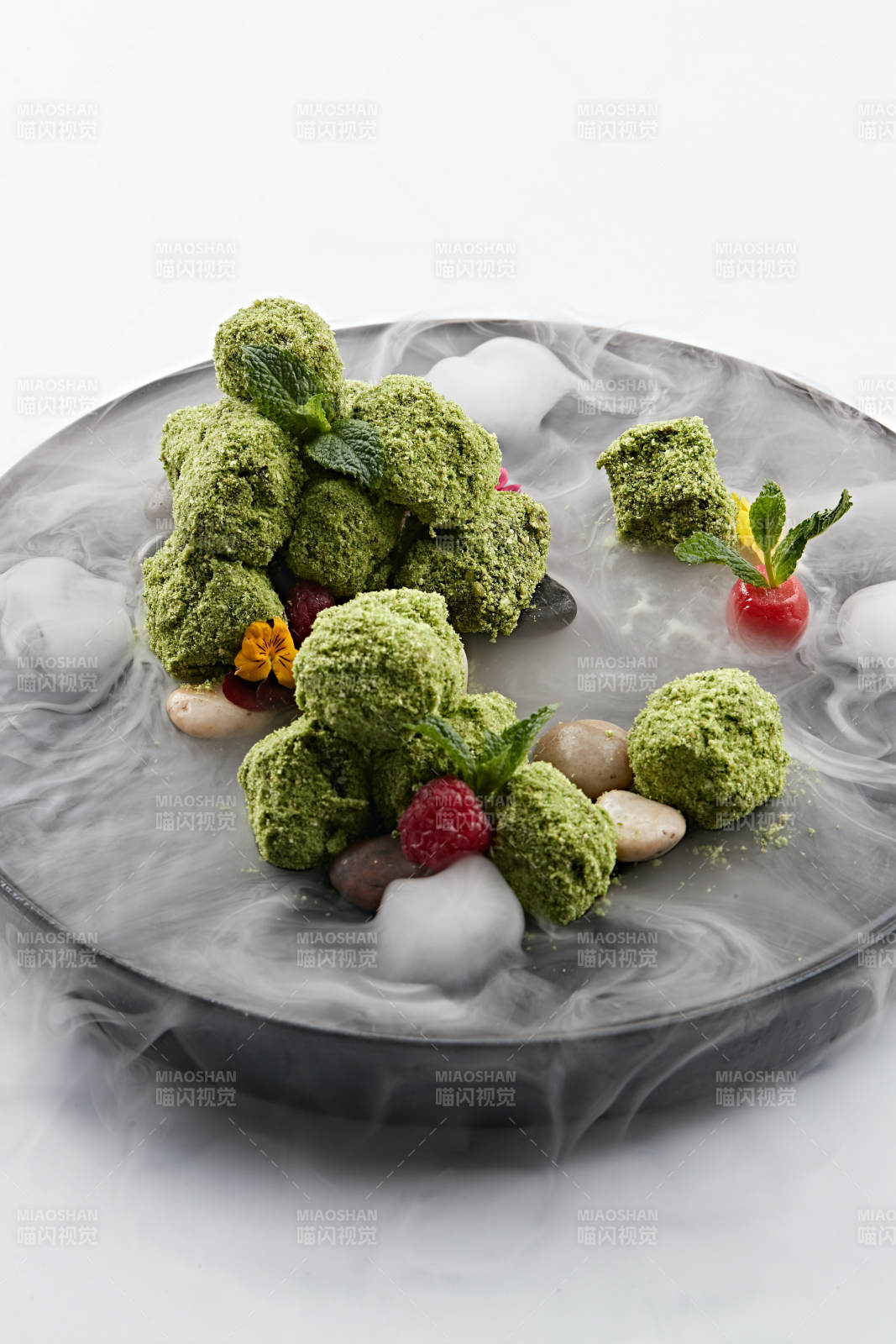 精美餐具装的干冰缭绕的抹茶和牛肉图片