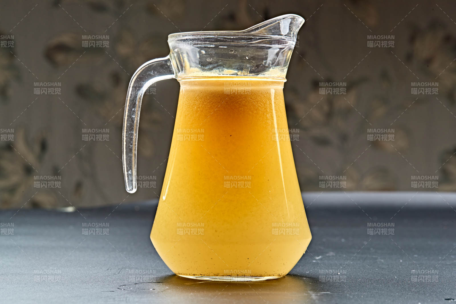 玻璃器皿装的鲜榨百香果汁图片