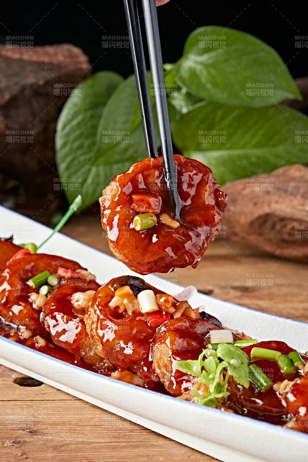 浇汁糖醋炸藕夹图片