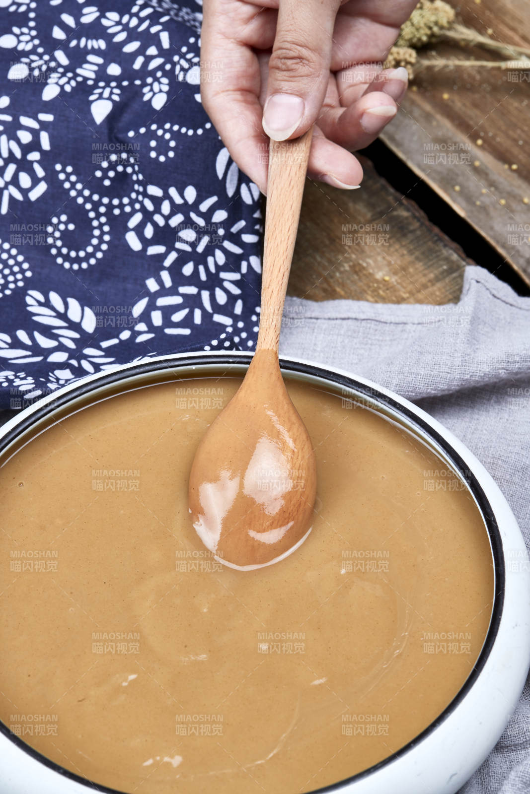 瓷盆装的冲泡熟的豆面糊糊图片