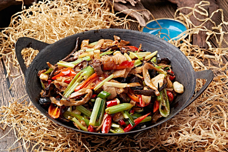 锅仔香辣杂菌腊肉图片