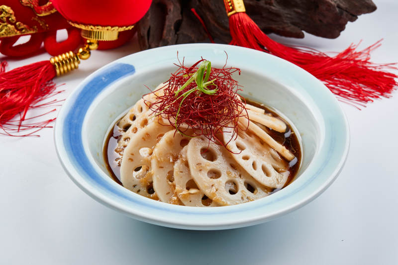 精美瓷餐具装的凉拌藕片图片