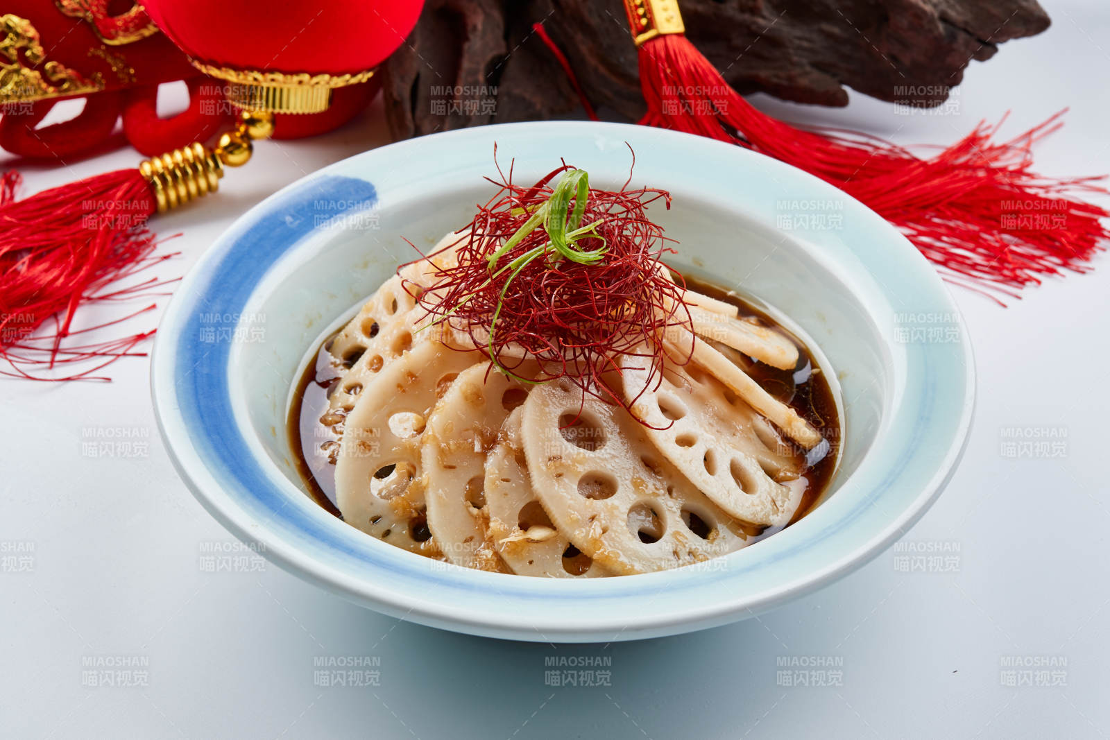 精美瓷餐具装的凉拌藕片图片