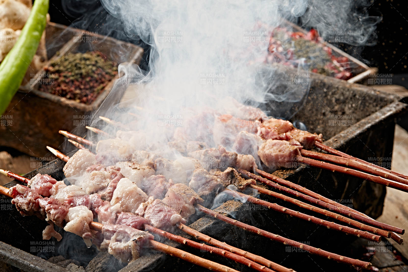 满是烟火气的烤炉上的鲜羊肉新疆红柳大串图片