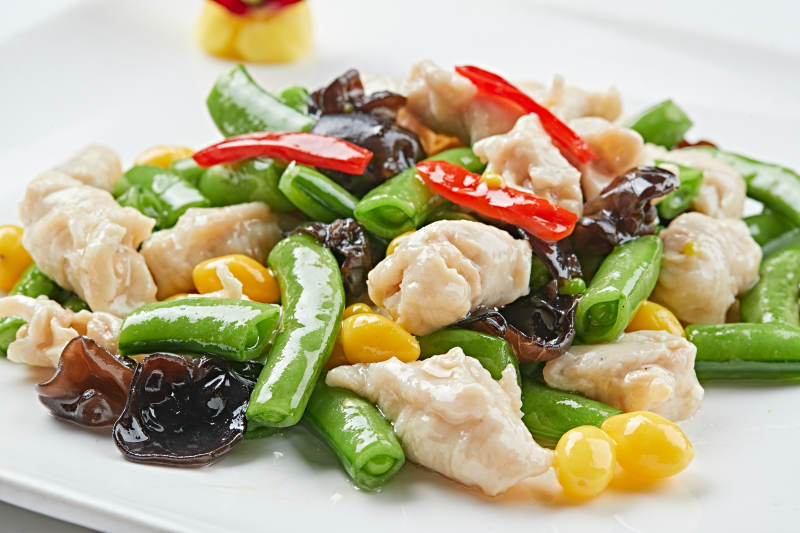 白色瓷盘装的养生小炒图片