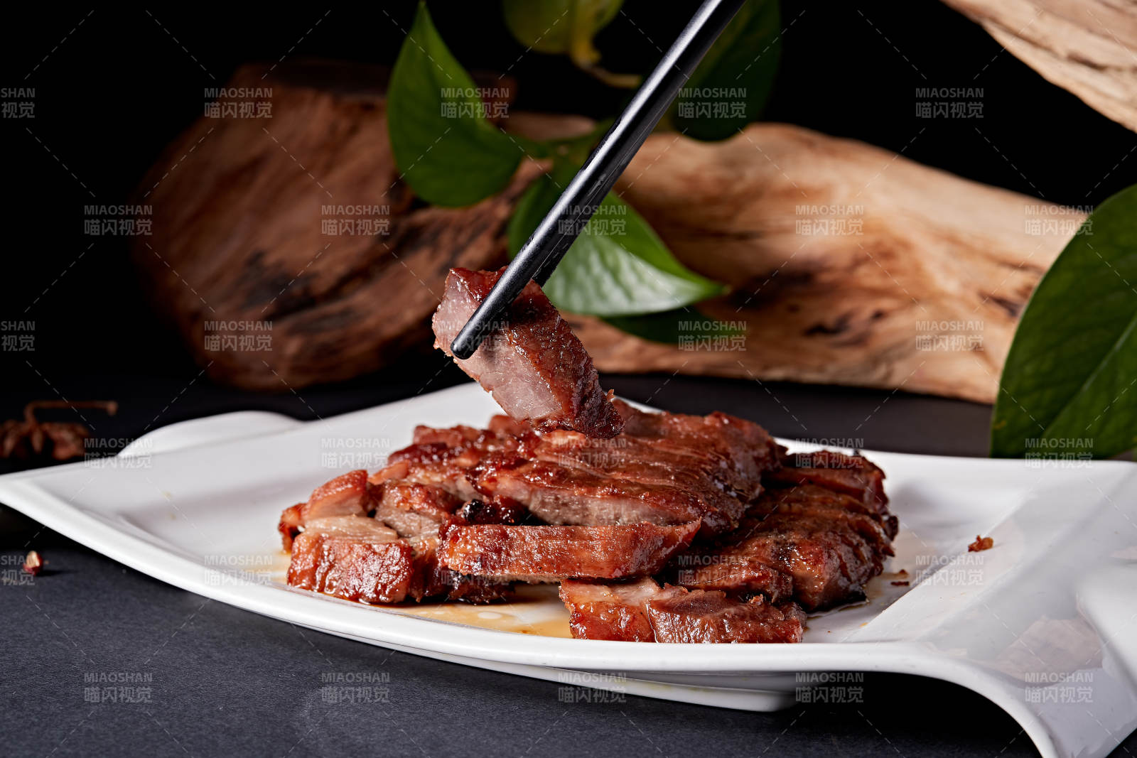 精美餐具装的港式烧腊猪梅肉图片