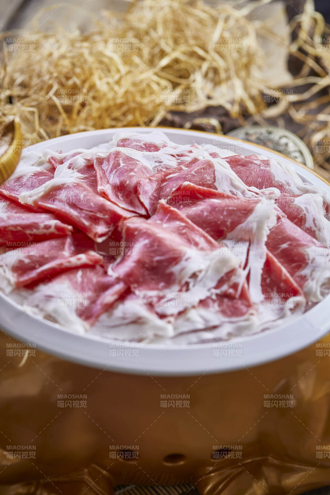 金牛餐具装的极品牛上脑图片