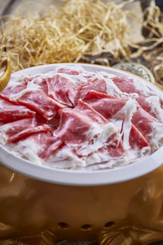 金牛餐具装的极品牛上脑图片