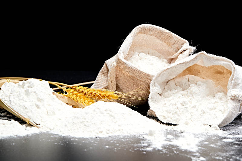 黑色背景上的粗粮荞麦面粉图片