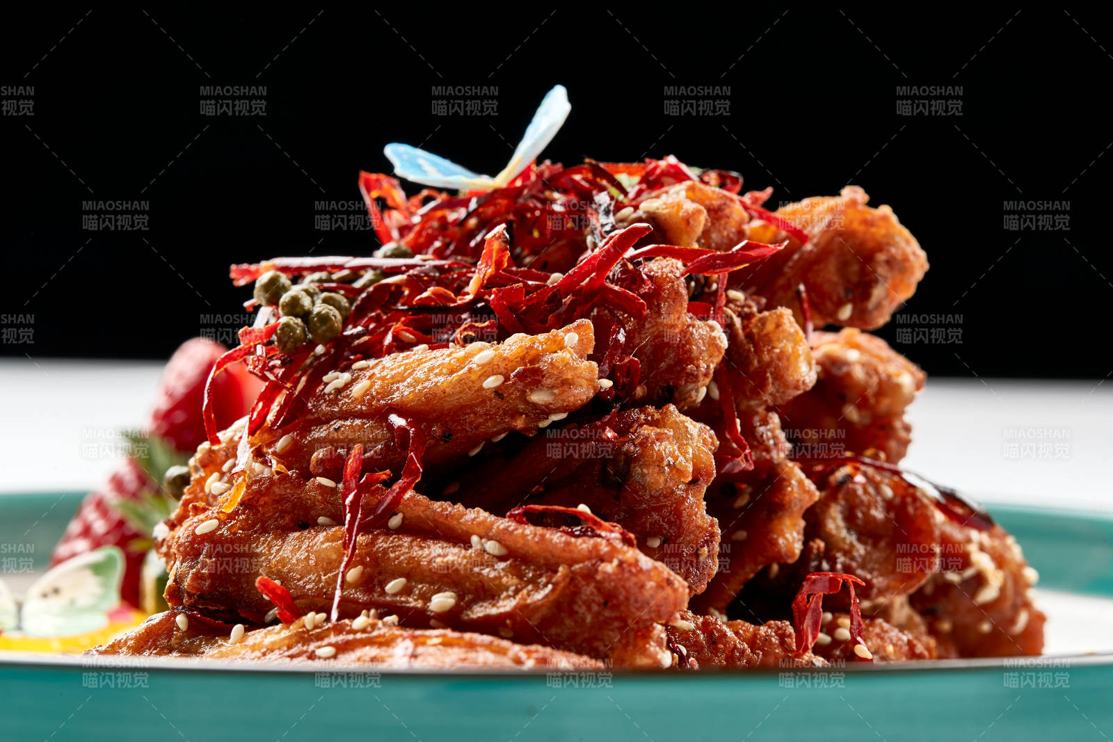 精美瓷餐具装的川味香辣炸鸡翅图片