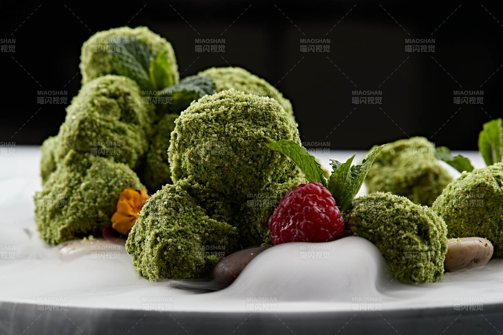 精美餐具装的干冰缭绕的抹茶和牛肉图片