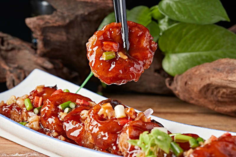 浇汁糖醋炸藕夹图片