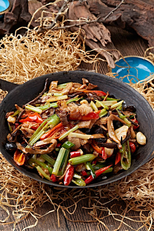 锅仔香辣杂菌腊肉图片