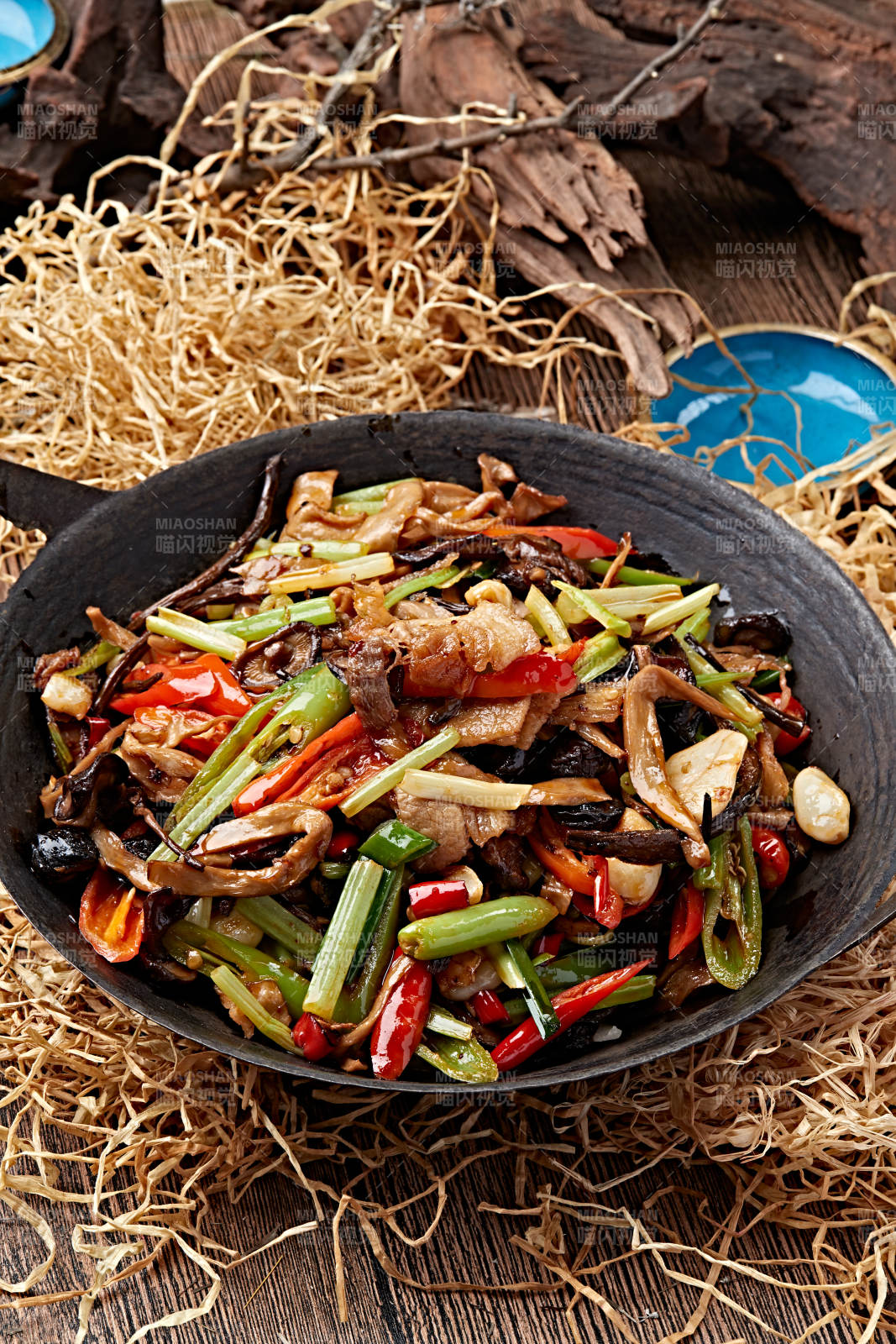 锅仔香辣杂菌腊肉图片