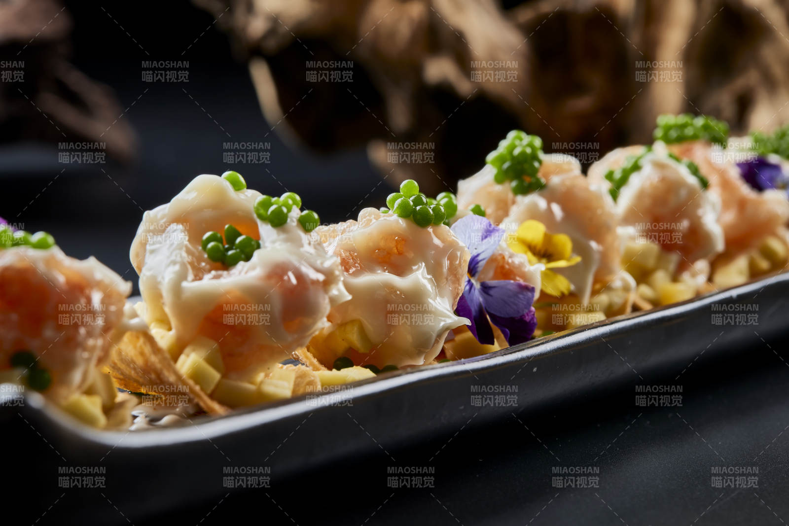 黑色长瓷盘装的青鱼子奶香芝士薯片焗虾仁图片