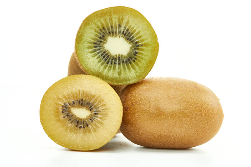 白色背景上摆放的新鲜水嫩猕猴桃图片