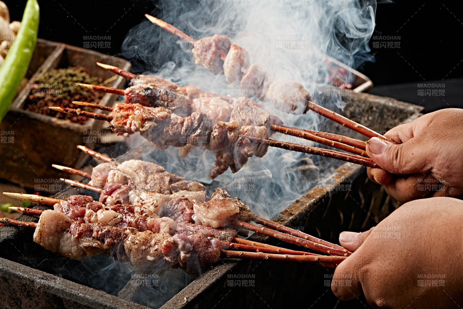 满是烟火气的烤炉上的鲜羊肉新疆红柳大串图片