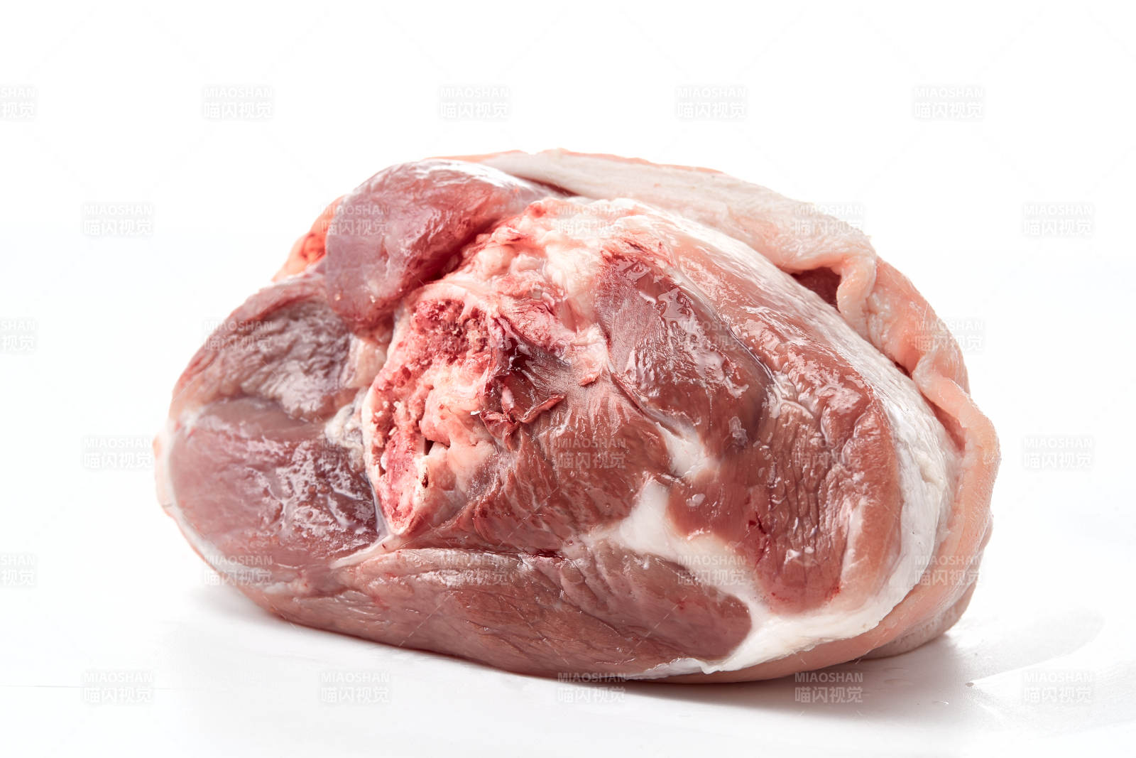 白色背景下的生鲜猪肘子图片