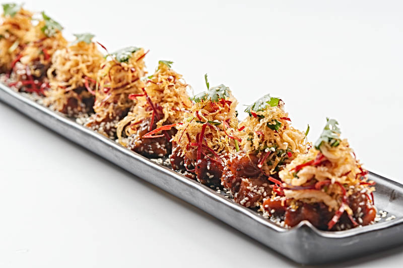 黑石盘装的香辣干炸牛胸肉图片