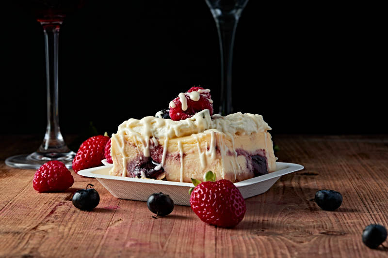 蓝莓树莓鲜奶慕斯蛋糕图片