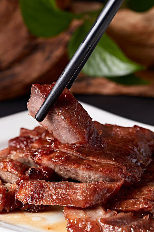 精美餐具装的港式烧腊猪梅肉图片