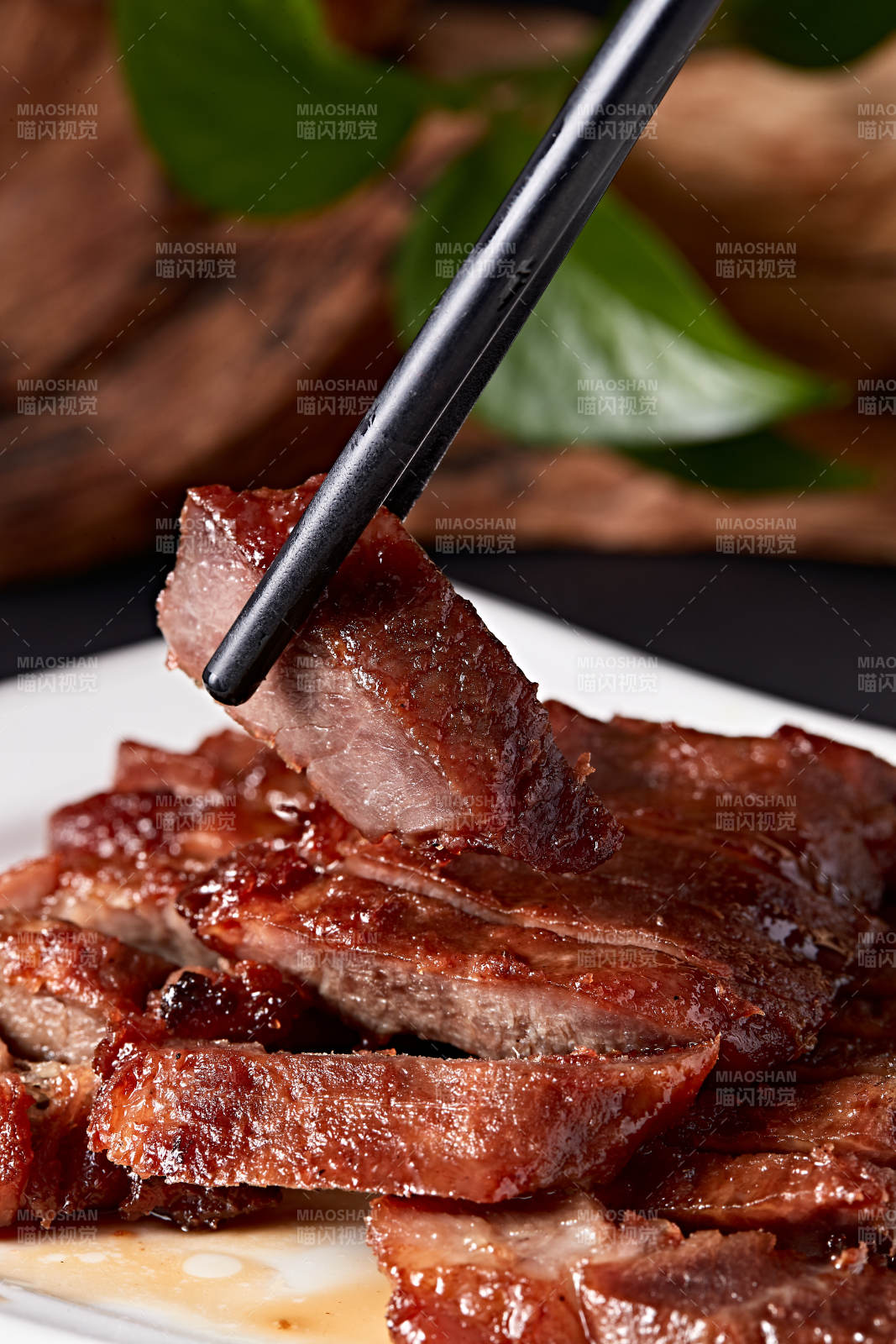 精美餐具装的港式烧腊猪梅肉图片